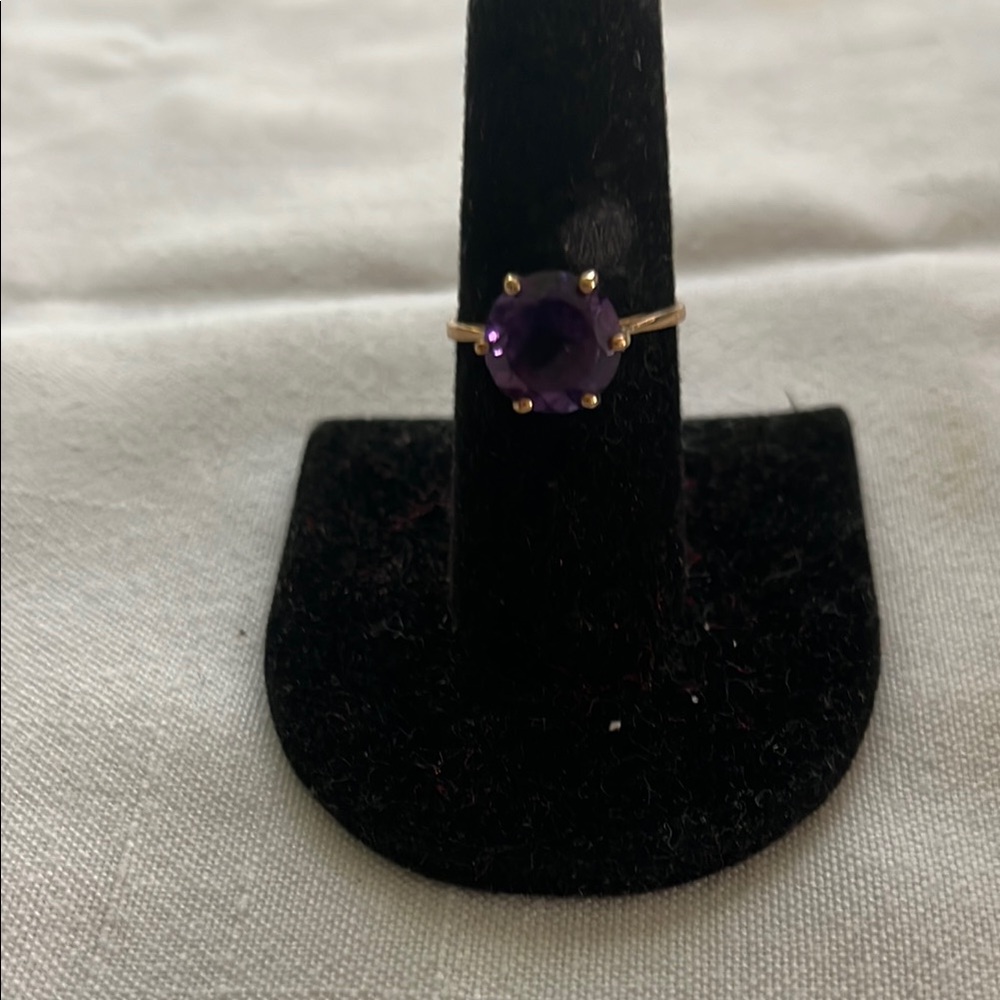 10Kt Gold, Amethyst Ring
Size 8
New
3.48 ct round stone